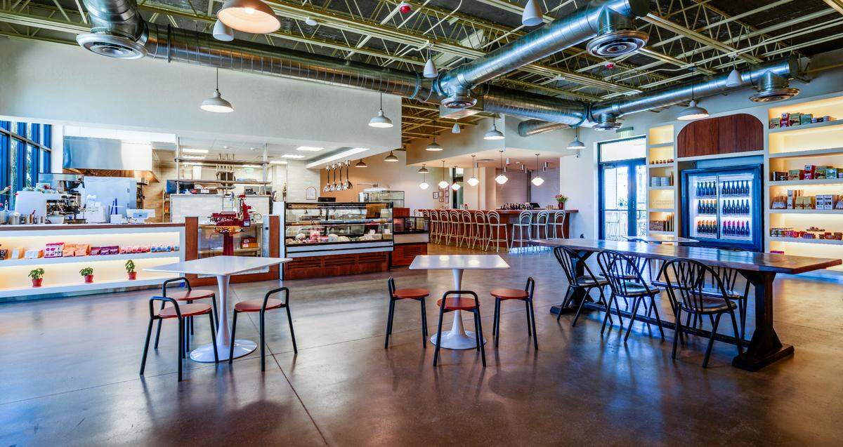 El interior del Bar Bucce que ofrece un mercado y una cocina con barra y servicio de café.