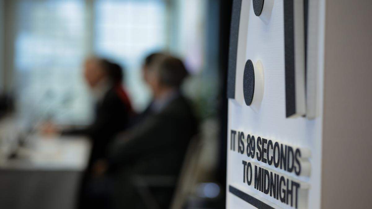 Se muestra la hora del Reloj del Apocalipsis 2025 tras la revelación del tiempo realizada por el Boletín de los Científicos Atómicos en el Instituto de los Estados Unidos para la Paz, el 28 de enero de 2025 en Washington, DC.