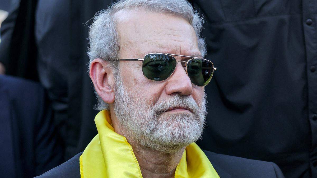 El jefe de seguridad de Irán, Alí Larijani, asiste a una ceremonia del movimiento chií libanés Hezbolá que conmemora el primer aniversario del asesinato por parte de Israel de su histórico líder Hassan Nasrallah, en los suburbios del sur de Beirut, el 27 de septiembre de 2025.