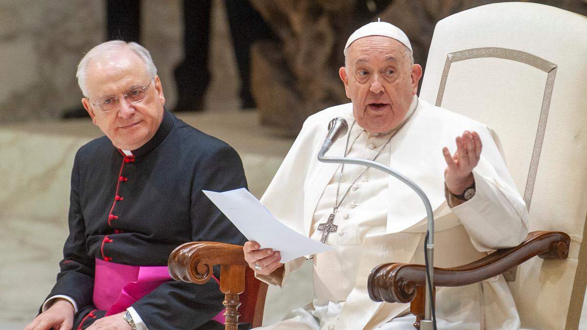 El papa Francisco, acompañado del monseñor Leonardo Sapienza, anuncia que no puede dar el discurso de la audiencia semanal porque en este momento hablar le fatiga, el miércoles 29 de noviembre de 2023, en la Ciudad del Vaticano.