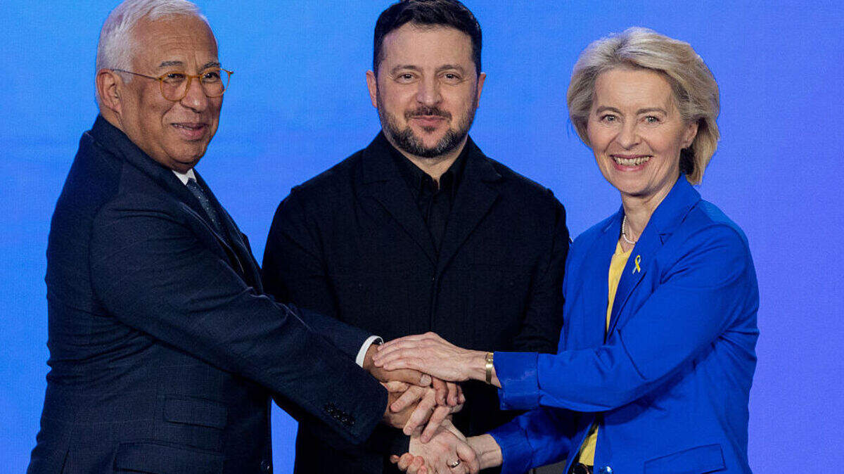 El presidente del Consejo Europeo, Antonio Costa (izq.), el presidente de Ucrania, Volodymyr Zelensky (centro), y la presidenta de la Comisión Europea, Ursula von der Leyen, posan para una foto durante una conferencia de prensa en Kiev, el martes 24 de febrero de 2026, con motivo del cuarto aniversario de la invasión de Rusia.