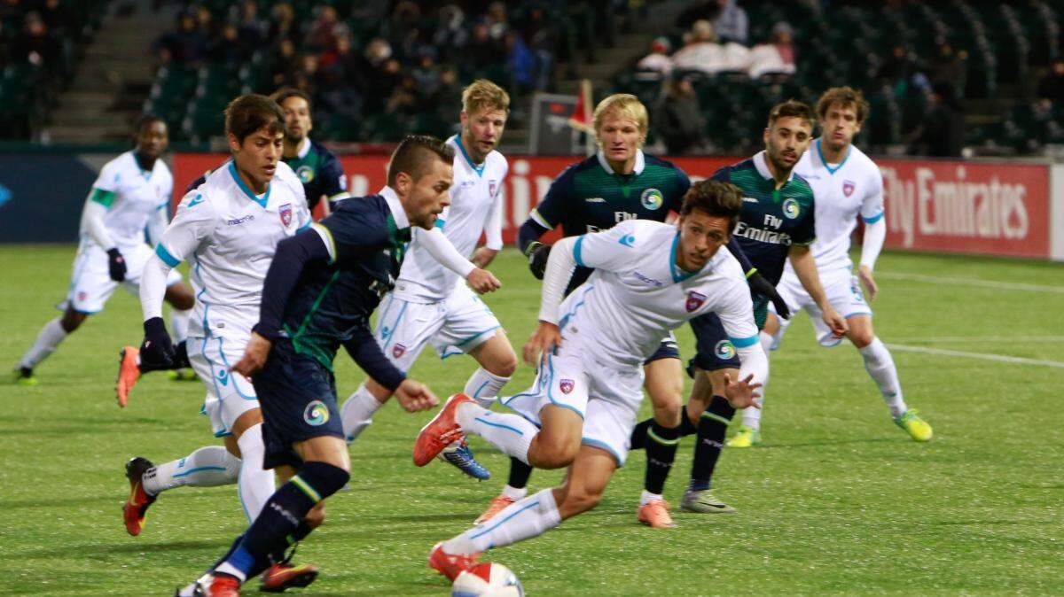 Una escena del partido disputado entre el Cosmos de Nueva York y el Miami FC, en el MCU Park en Brooklyn, la noche del sábado 1 de abril del 2017.