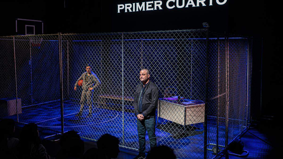 Los actores Daniel Romero y Ariel Texidó (de izquierda a derecha) en “Tebas Land”, de Sergio Blanco y bajo la dirección de Carlos Celdrán. Últimas funciones el sábado 16 y domingo 17 de noviembre, 5:00 pm, en el Westchester Cultural Arts Center. 