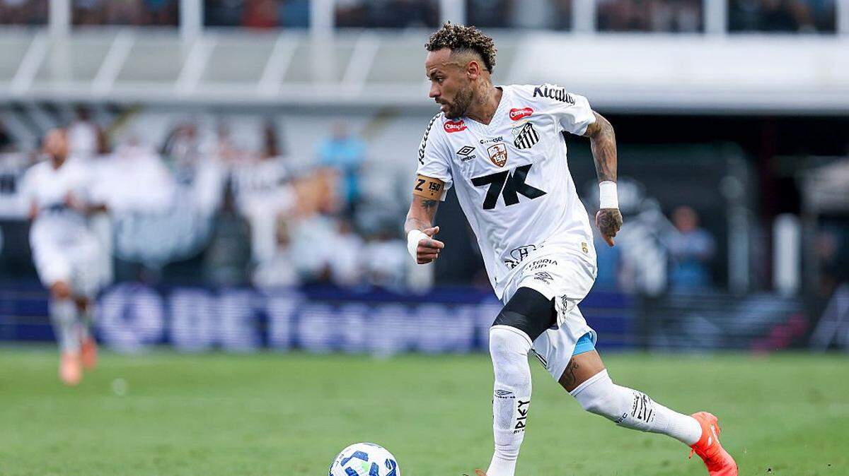 El astro brasileño Neymar fue operado con éxito este lunes de una lesión en la rodilla izquierda, anunció su club, el Santos.