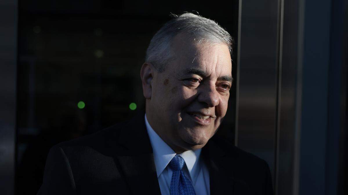 El ex congresista de la Florida David Rivera habla con los medios de comunicación a las afueras del Edificio Federal de Justicia James Lawrence King el martes 24 de marzo de 2026, en Miami. Rivera se encuentra a la espera de sentencia tras los veredictos de culpabilidad relacionados con su trabajo para la compañía petrolera de Venezuela.