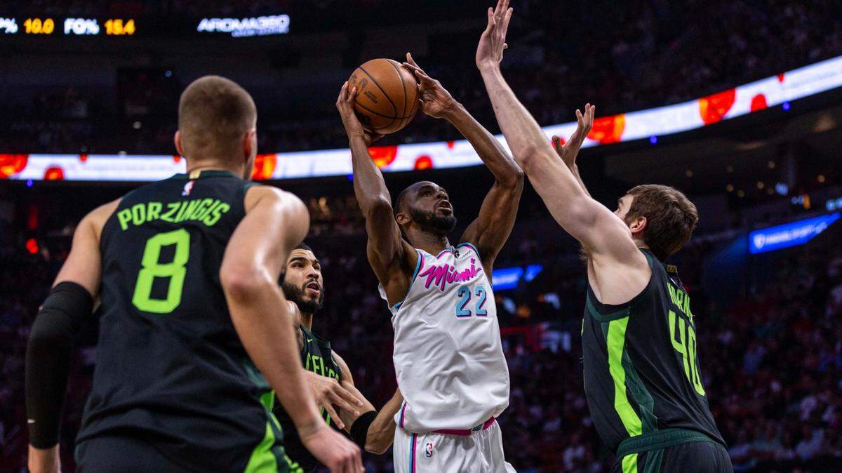 El jugador del Heat Andrew Wiggins (22) trata de tirar al aro ante la defensa de los Celtics de Boston, en el partido celebrado el 10 de febrero de 2025 en Miami.
