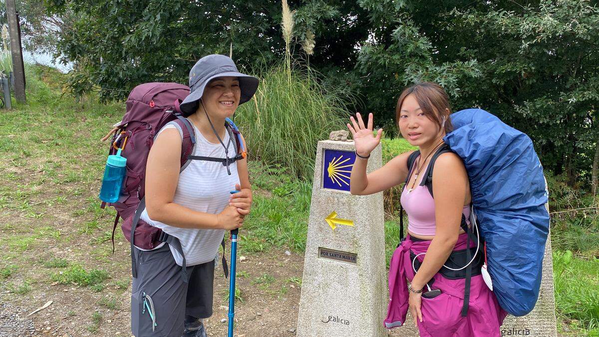 Peregrinas coreanas llegando a la meta del Camino de Santiago.