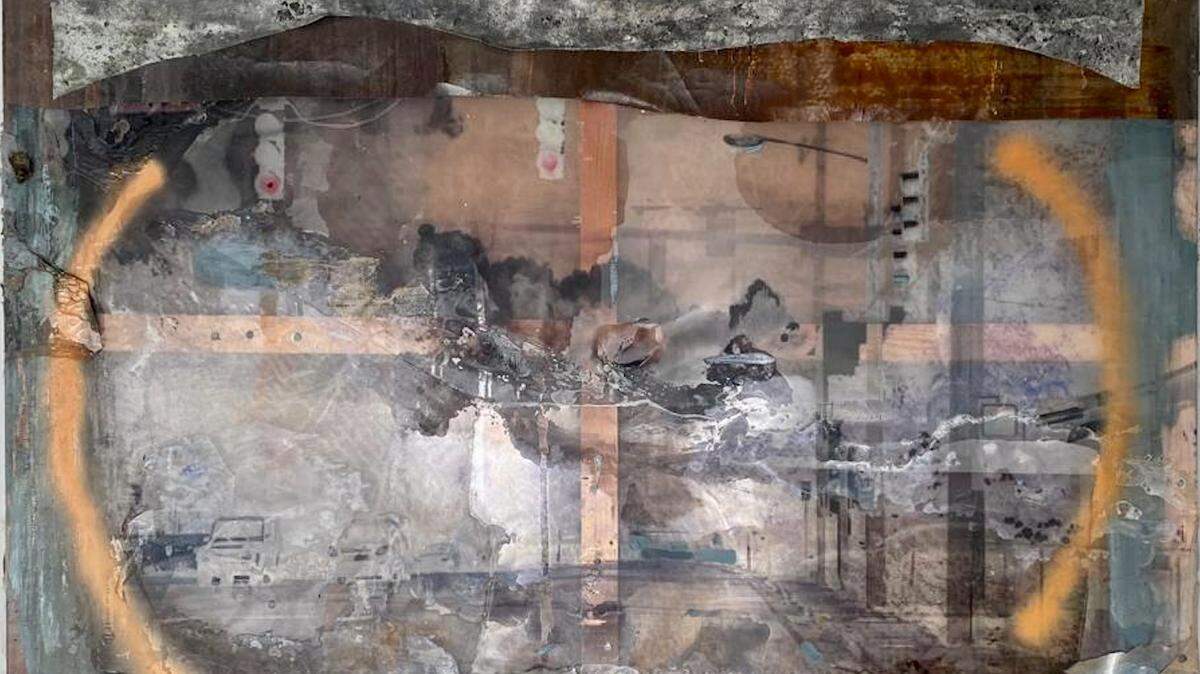 “n 7”, 2023, de Emilia Martín Fierro, mezcla de fotografía transparente con pintura trabajada por capas y pliegues, 57.4 x 44.8 pulgadas, en LnS Gallery, Miami.