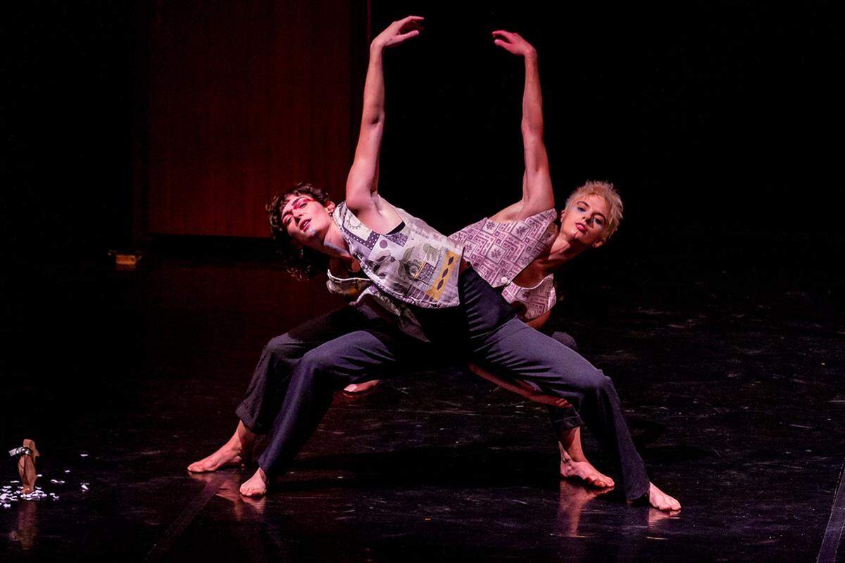 Stefanía Menestrina (der) y Sofía Galván, de Compagnia Opus Ballet en “Ototeman”.