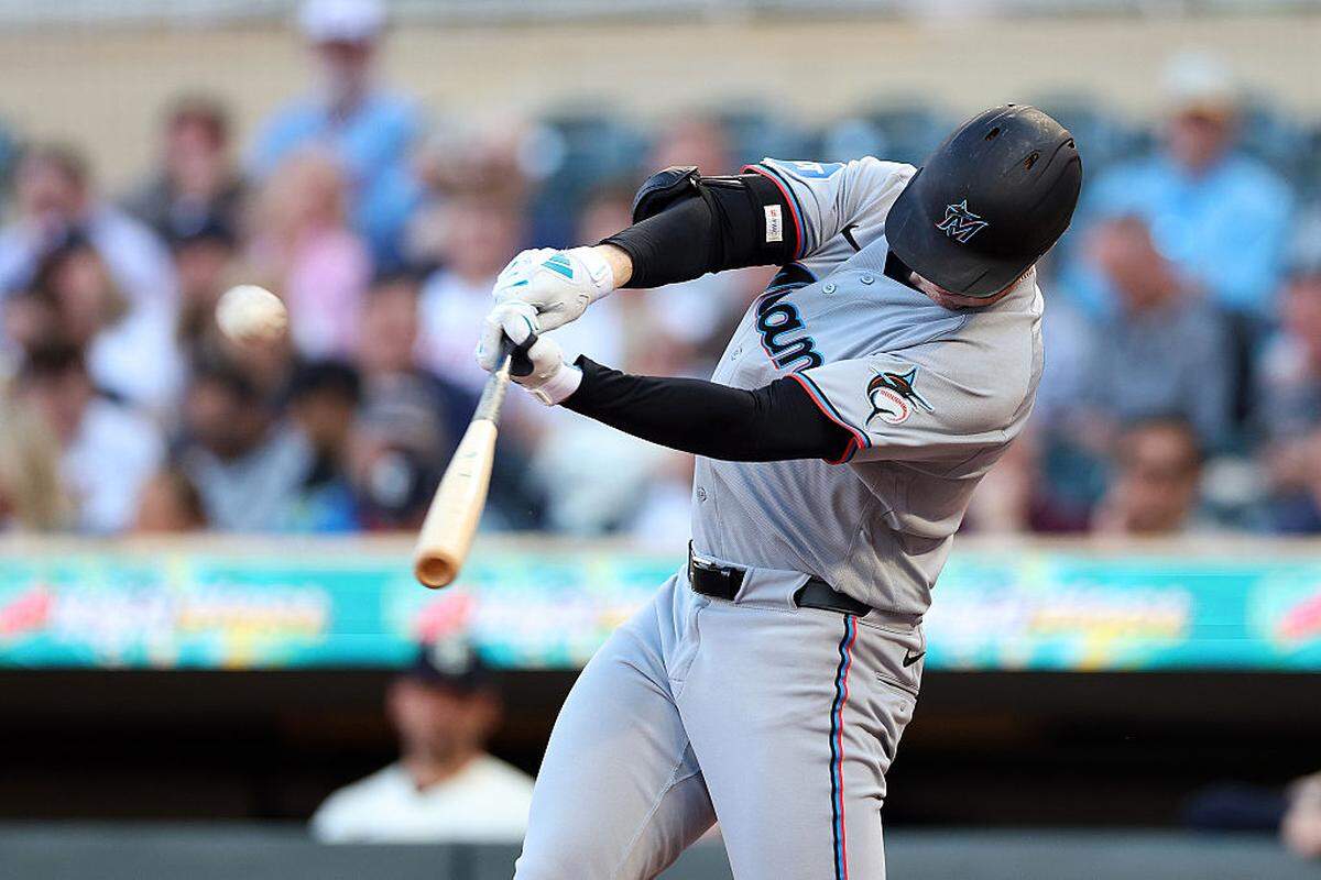 El jardinero de los Marlins de Miami Owen Caissie pega un jonrón de dos carreras en el segundo inning del partido ante los Mellizos, celebrado el 13 de mayo de 2026 en Minneápolis, Minnesota. 