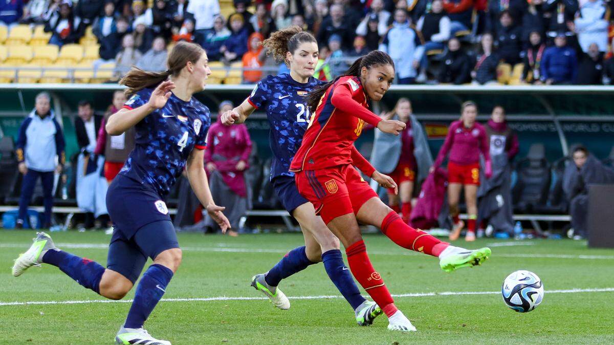 Un gol de Salma Paralluelo (der.) en la agonía de la prórroga metió el viernes a las españolas por primera vez en su historia en las semifinales del torneo tras imponerse 2-1 a Holanda, una de las favoritas.
