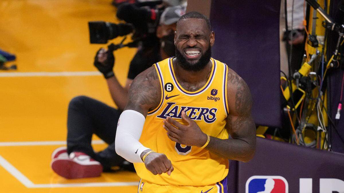 LeBron James, tras dejar algunos interrogantes en los pasados playoffs sobre una posible retirada, confirmó el  miércoles que jugará en el curso 2023-2024 de la NBA, lo que supondrá su temporada número 21 en la liga.