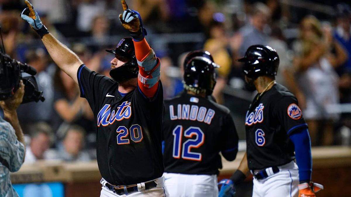 Pete Alonso (20) de los Mets de Nueva York hace un gesto a los fanáticos después de conectar un grand slam durante la sexta entrada del juego de béisbol del equipo contra los Marlins de Miami el viernes 17 de junio de 2022 en Nueva York.