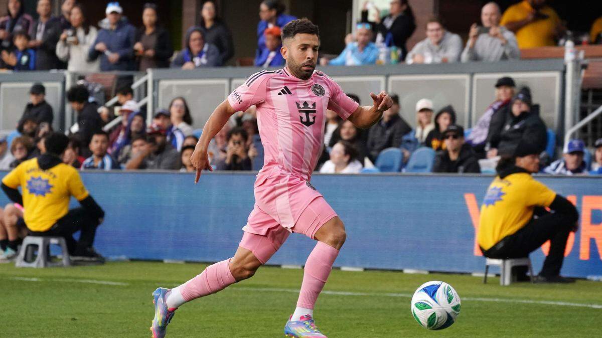 En medio de su mayor crisis deportiva de la temporada, el Inter Miami anunció este jueves que renovó el contrato con su lateral izquierdo Jordi Alba hasta 2027.