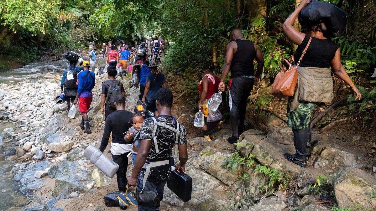 Un grupo de inmigrantes haitianos cruzan el tapón de Darién, una popular ruta selvática entre Colombia y Panamá, en esta foto de archivo del 29 de octubre de 2021.