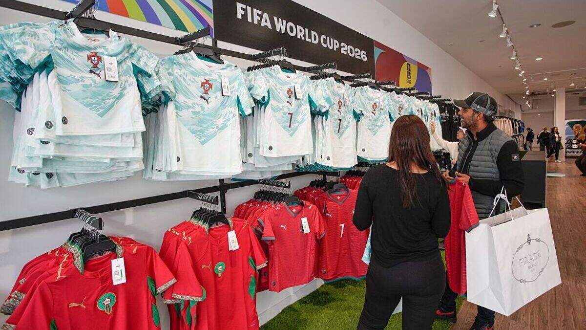 Personas compras en una tienda oficial de productos de la Copa Mundial de la FIFA en Vancouver, Canadá, el 9 de junio de 2026.