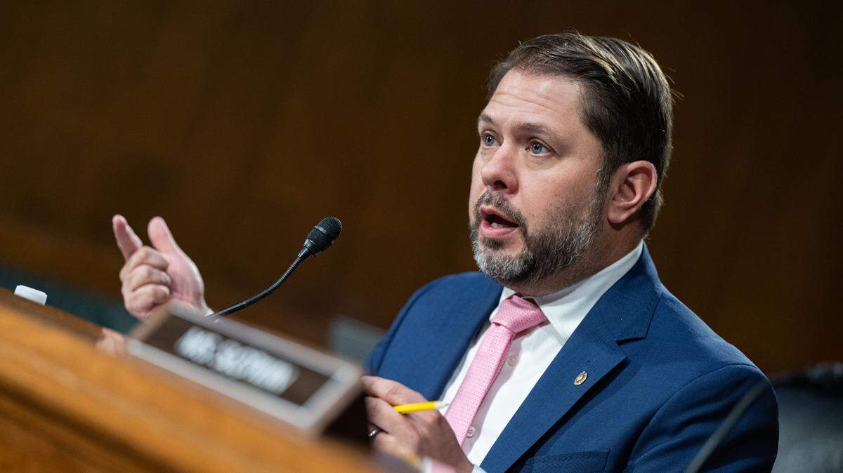 El senador demócrata estadounidense Rubén Gallego presentó este lunes un proyecto de reforma migratoria que combina más seguridad en la frontera con México con vías legales para conceder la ciudadanía a algunos migrantes como los soñadores, aquellos que llegaron de niños al país.