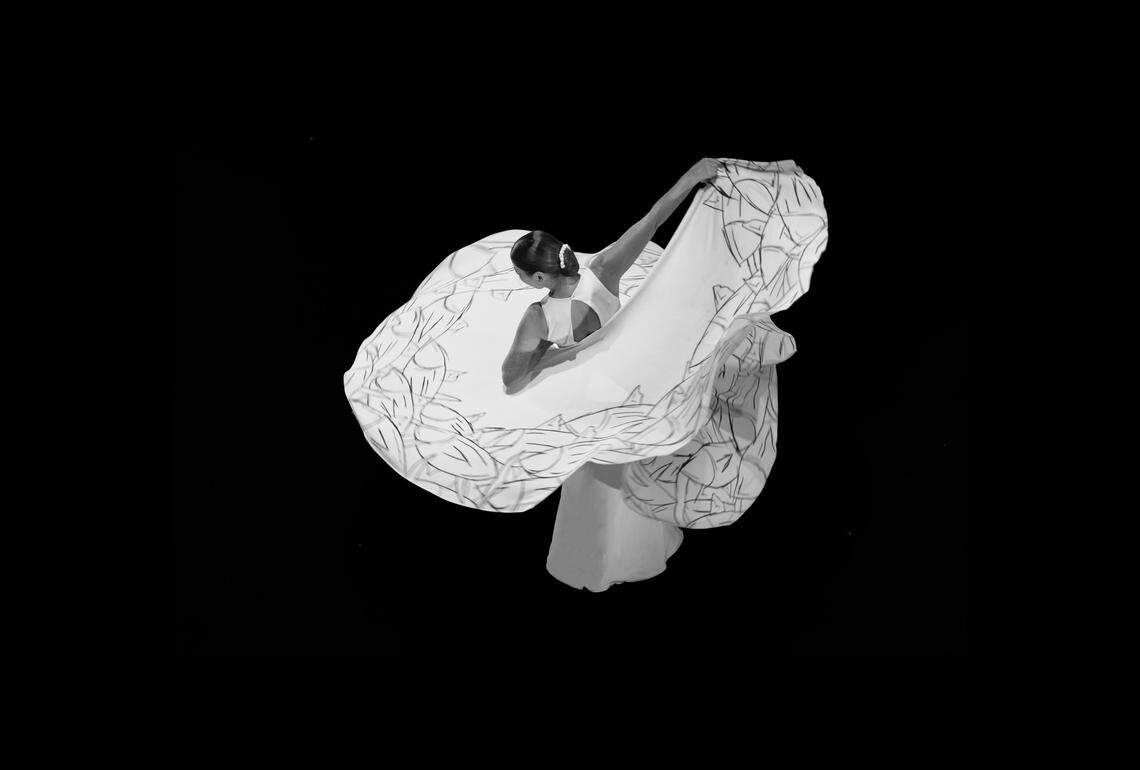  La bailarina Sara Baras posee la fuerza, la técnica y la atención al detalle de una atleta olímpica, pero afirma que, para ella, la danza es más una experiencia de profundidad emocional que de mera destreza física.