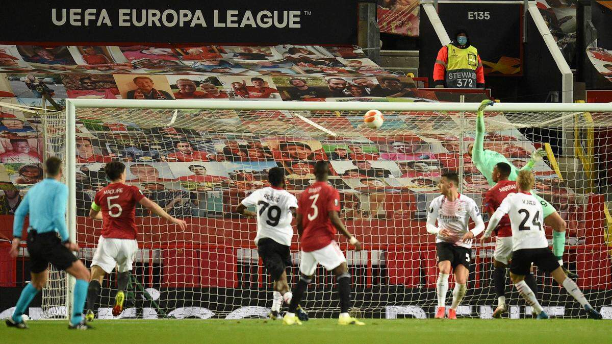 El defensa del Manchester United Harry Maguire (#5) en la jugada donde no pudo anotar ante el Milan, en el partido celebrado el jueves 11 de marzo de 2021 en el estadio Old Trafford en Manchester, Inglaterra.