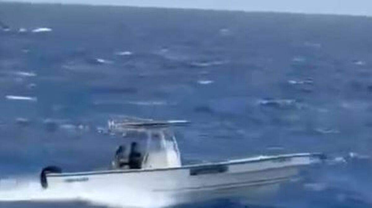 Un barco de alquiler con consola central viaja hacia Cuba desde Key West el 9 de julio de 2025.