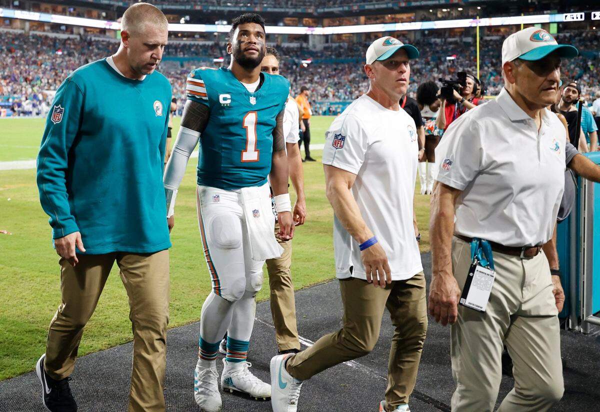 El quarterback de los Dolphins Tua Tagovailoa (1) abandona el campo de juego por una lesión en el tercer cuarto del partido ante Buffalo Bills, celebrado el 12 de septiembre de 2024 en el Hard Rock Stadium en Miami Gardens, Florida.