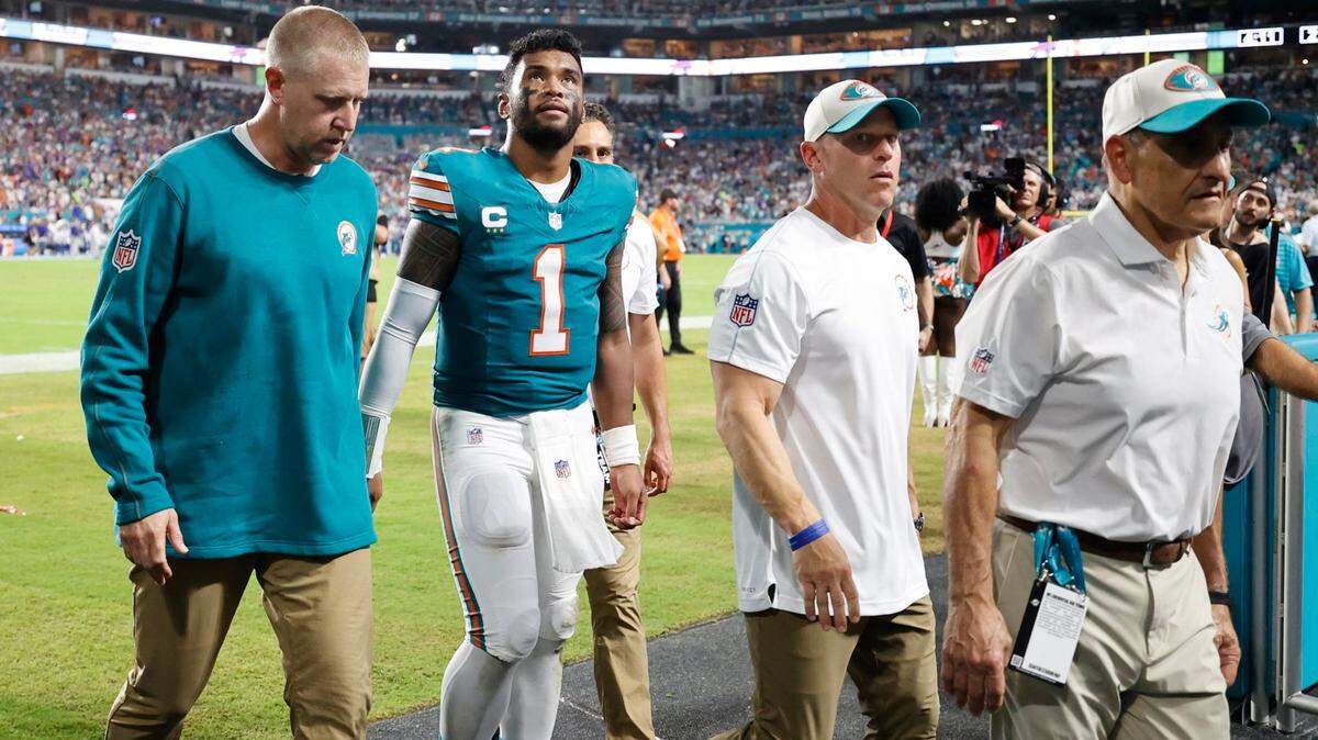 El quarterback de los Dolphins Tua Tagovailoa (1) abandona el campo de juego por una lesión en el tercer cuarto del partido ante Buffalo Bills, celebrado el 12 de septiembre de 2024 en el Hard Rock Stadium en Miami Gardens, Florida.