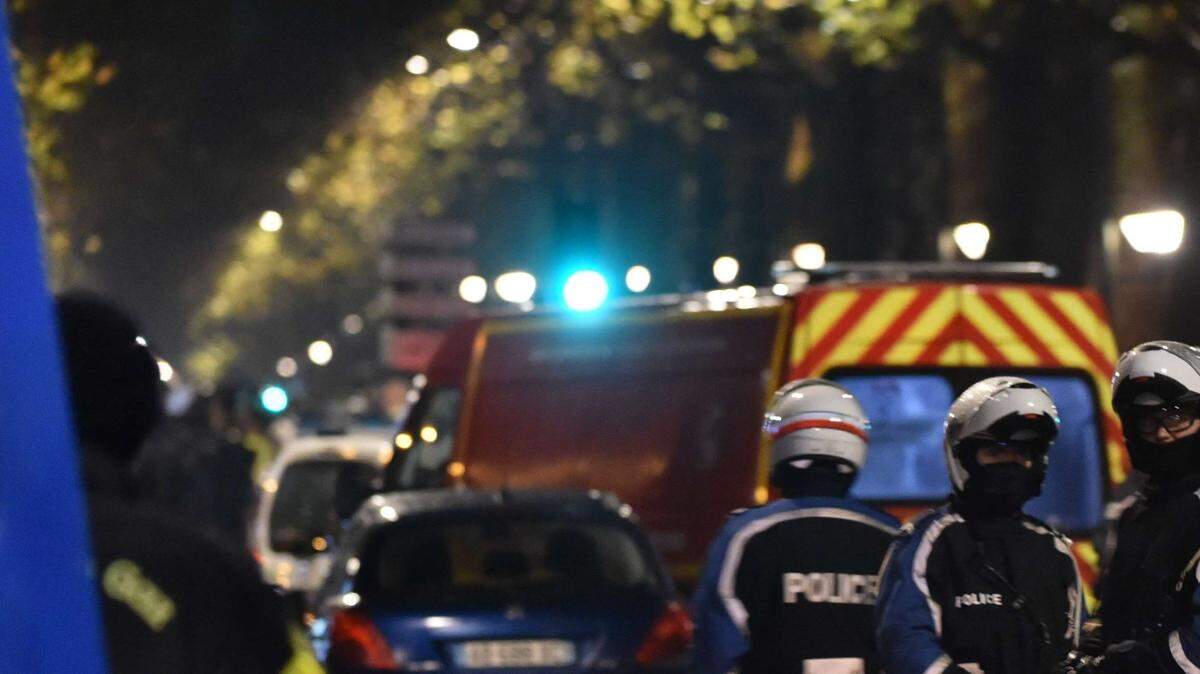 La policía rodea un área en donde hombres armados han secuestrado a varias personas, en la ciudad norteña francesa de Roubaix, el martes 24 de noviembre.  