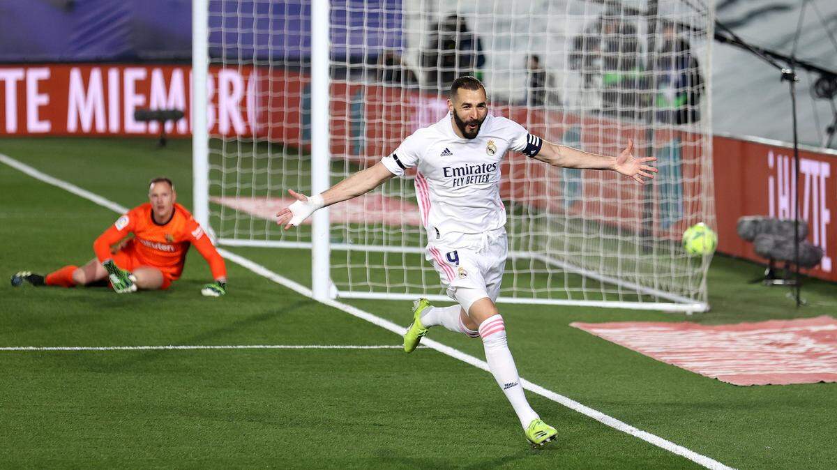 Karim Benzema del Real Madrid celebra tras anotar el primer gol de su equipo durante el partido de La Liga Santander entre el Real Madrid y el FC Barcelona en el Estadio Alfredo Di Stefano el 10 de abril de 2021 en Madrid, España.