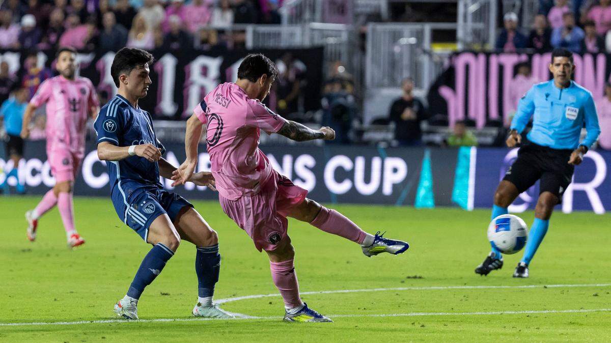 El delantero del Inter Miami Lionel Messi anotó el primer gol de su equipo ante el Sporting de Kansas City, en el partido de vuelta de la Liga de Campeones de la Concacaf celebrado el 25 de febrero de 2025 en el Chase Stadium en Fort Lauderdale, Florida.