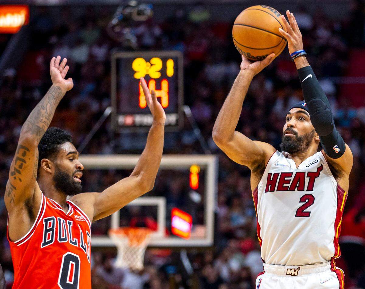 El jugador del Heat Gabe Vincent (2) tira al aro ante la marca de Coby White, de los Bulls de Chicago, en el partido celebrado el 28 de febrero de 2022 en Miami.