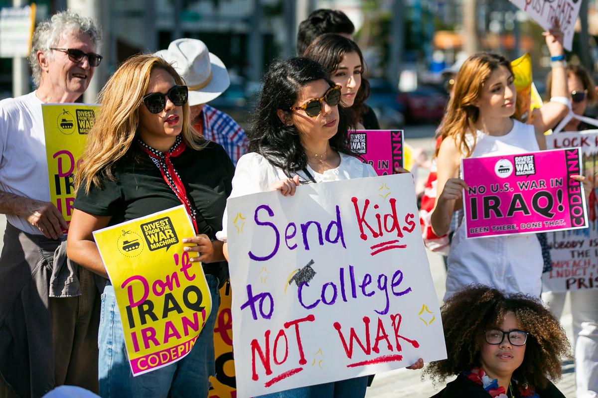 Los activistas asisten a una protesta en la Antorcha de la Amistad en el centro de Miami, el sábado, 4 de enero de 2020, para oponerse a la escalada del conflicto del presidente Donald Trump con Irán.