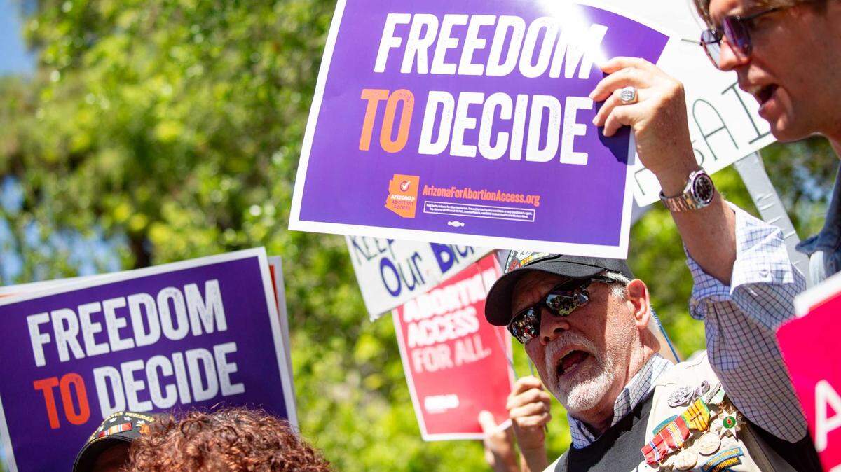 Decenas de personas con pancartas que dicen “Libertad para Decidir” protestan a favor del acceso al aborto frente al Capitolio de Arizona, en Phoenix, el miércoles 17 de abril de 2024.