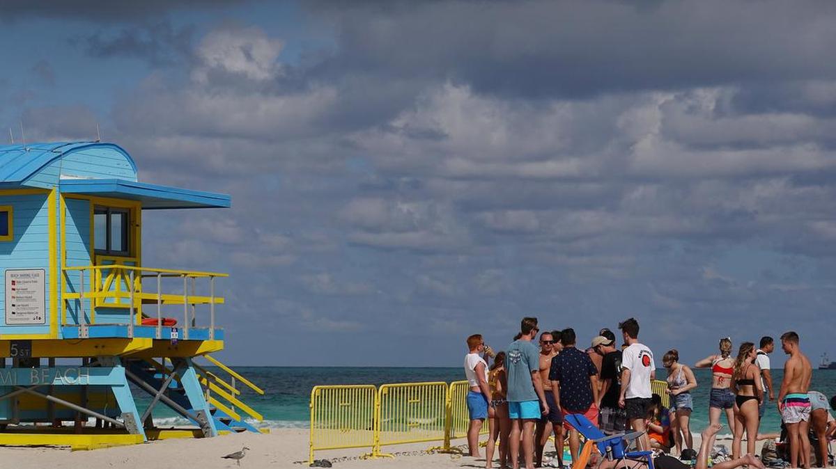 Durante el receso de primavera debemos seguir cuidándonos para evitar contraer el coronavirus, por eso actividades al aire libre como ir a la playa son recomendables. En la foto, estudiantes universitarios visitan Miami Beach el 16 de marzo de 2021.