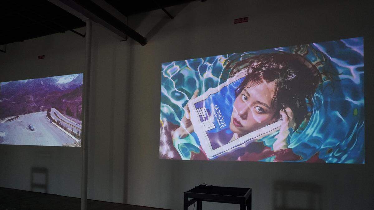  Proyección simultánea en la futura sede de MUD Foundation en O Cinema, en Little River. En ella conviven todas las obras que integran la exposición. Funcionan como una experiencia de inmersión en la recreación virtual que representa el universo de internet.