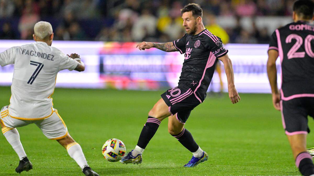 El delantero del Inter Miami Lionel Messi (centro) conduce el balón ante la marca de Diego Fagúndez, del Galaxy, en el partido de la MLS celebrado el 25 de febrero de 2024 en Los Angeles.