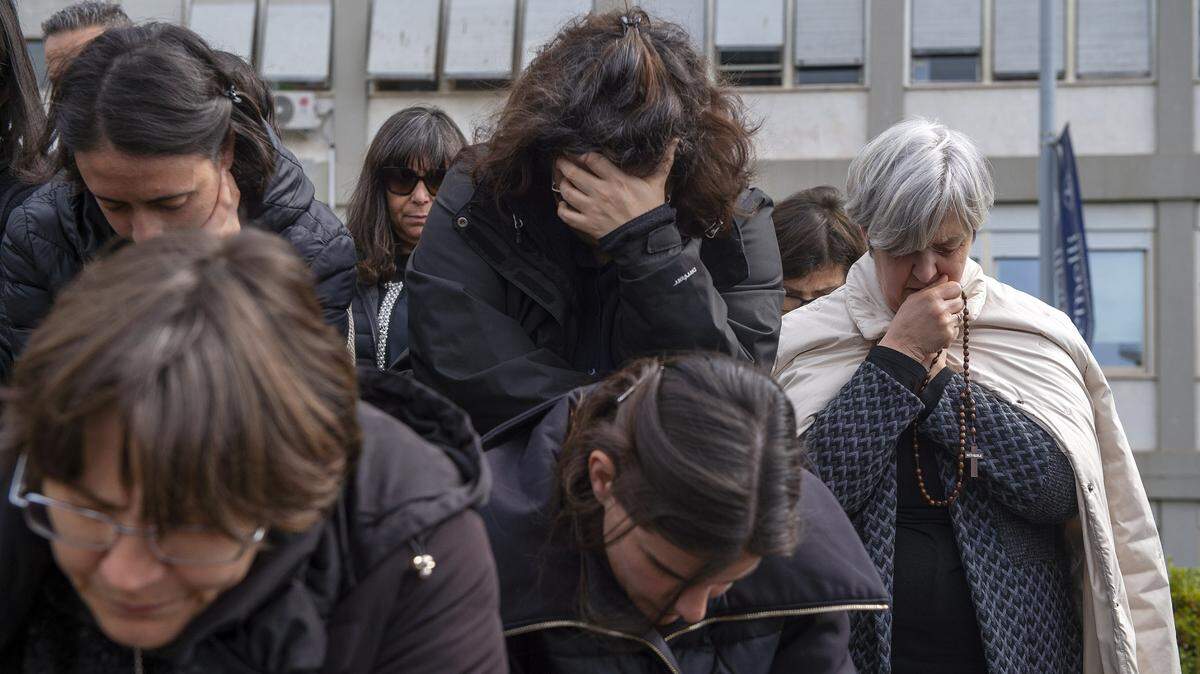 Decenas de personas se reúnen para rezar por la salud del papa Francisco, frente a la Clínica Agostino Gemelli, en Roma, el domingo 9 de marzo de 2025. El Papa ha estado hospitalizado desde el 14 de febrero tras sufrir una neumonía bilateral.