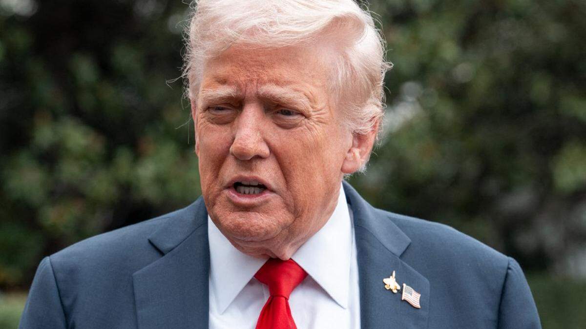 El presidente Donald Trump sale de la Casa Blanca rumbo a un breve viaje a Quantico, Virginia, donde se dirige a líderes militares el 30 de septiembre de 2025. (Foto de Andrew Leyden/NurPhoto) (Foto de Andrew Leyden / NurPhoto vía AFP)
