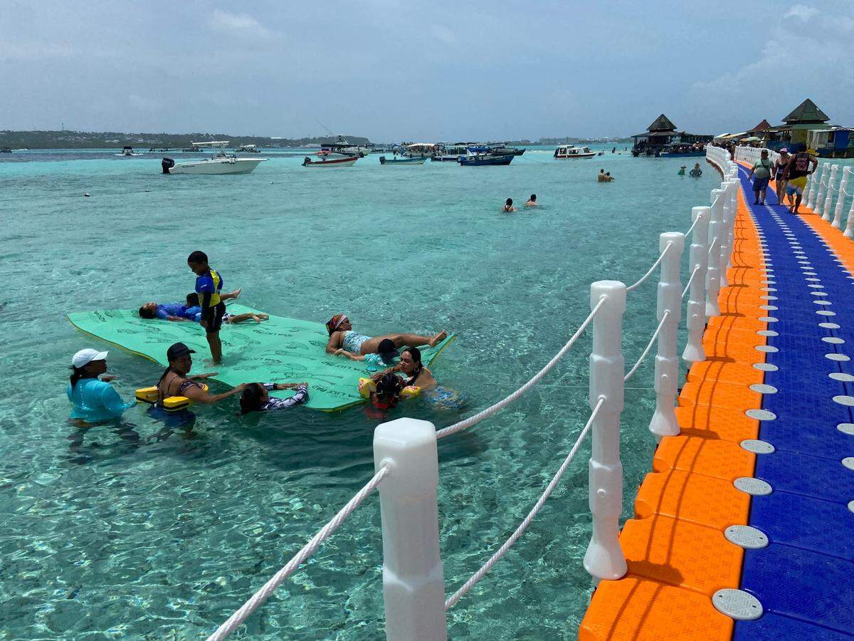 Puente flotante en El Acuario, San Andrés.