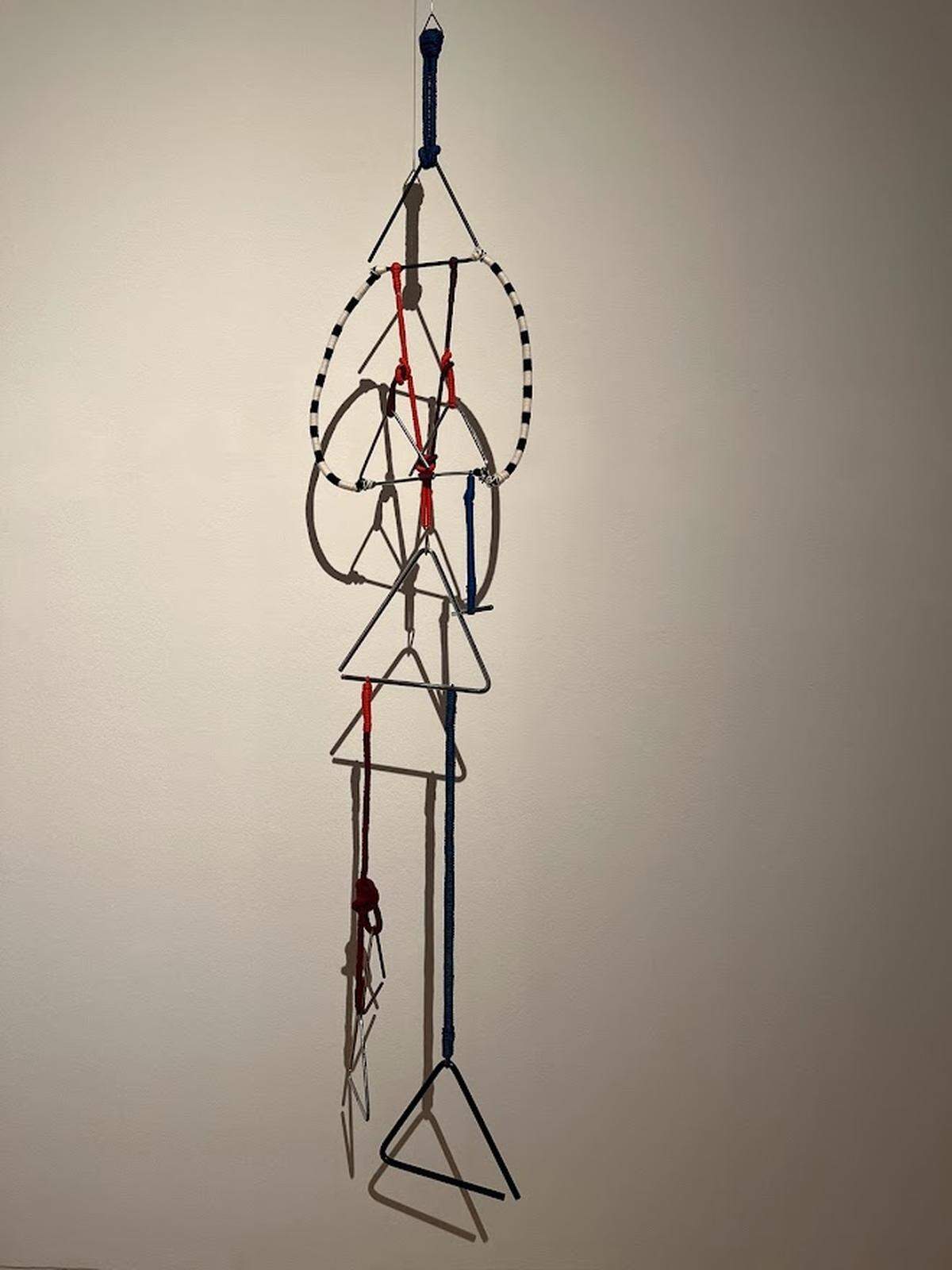 ‘Triângulo Tererê&nbsp;2 (Triangle “Tererê 2)’, 2020, de Vivian Caccuri (Brasil). Triángulos de percusión, algodón, cuerda, nylon.