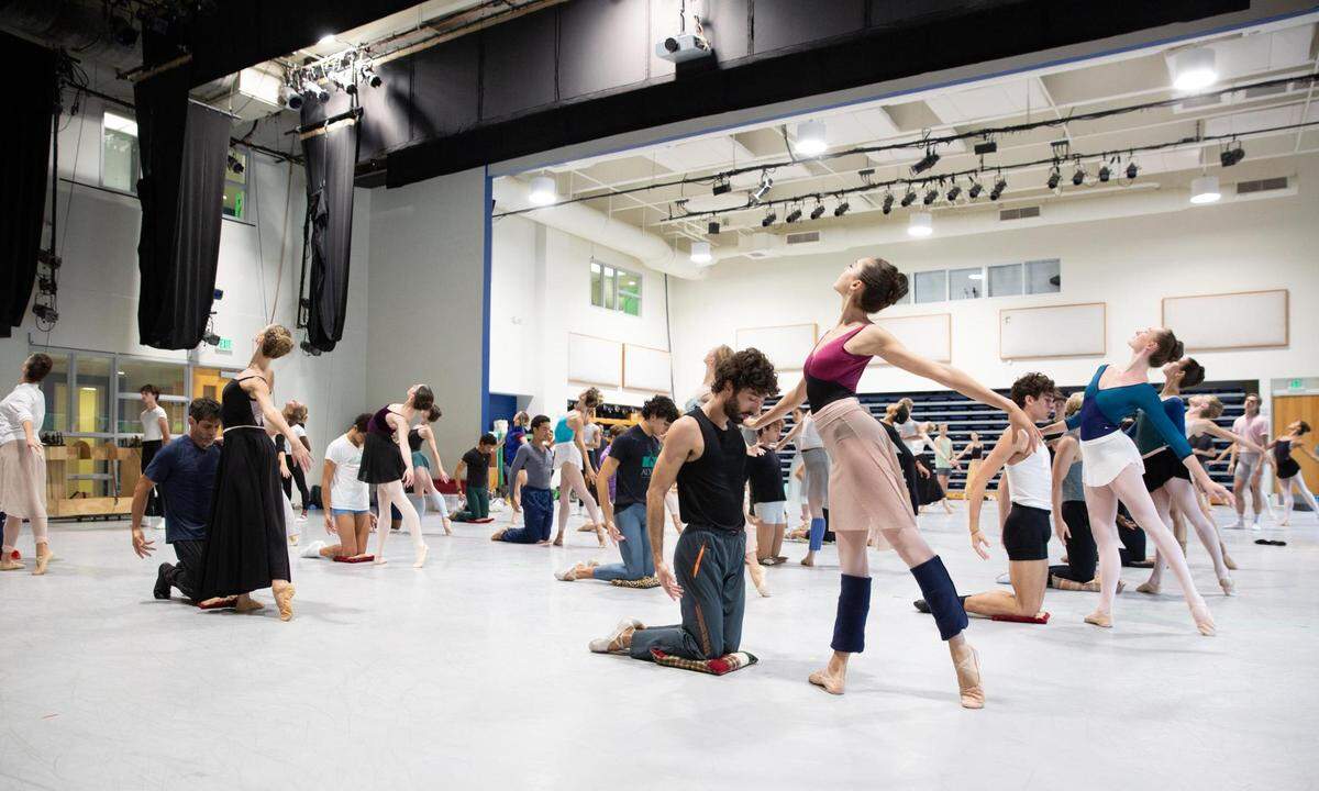 Toda la compañía en un ensayo. 