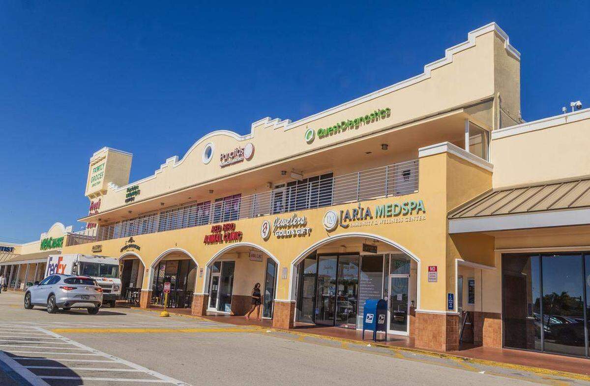 Negocios en el centro comercial Red Bird el miércoles 31 de diciembre de 2025.