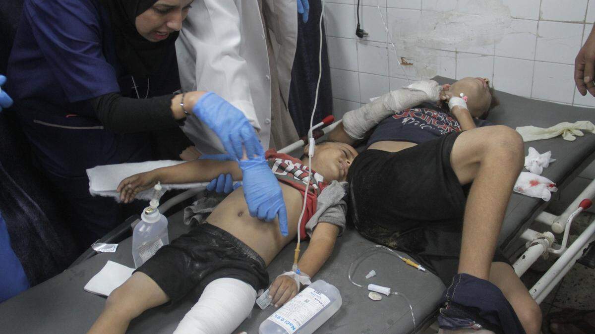 Niños heridos en un ataque israelí son atendidos en el Hospital Al-Ahli Árabe en el vecindario Sheikh Radwan, al norte de la ciudad de Gaza, el 21 de octubre de 2024. 