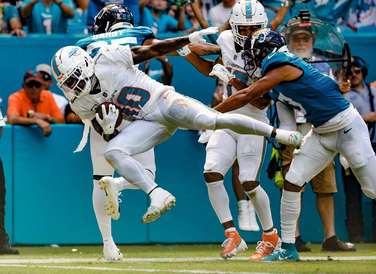 El wide receiver de los Dolphins Tyreek Hill (10) atrapa un pase en el partido ante los Jaguars de Jacksonville, celebrado el 8 de septiembre de 2024 en el Hard Rock Stadium en Miami Gardens, Florida.