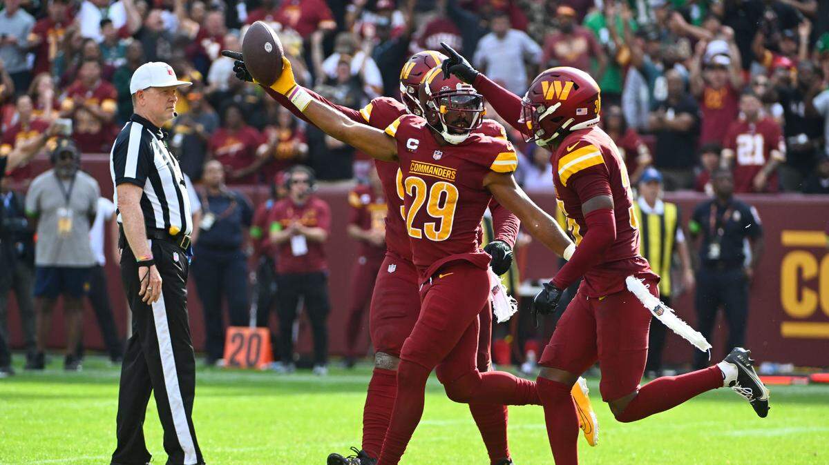 El cornerback de los Commanders de Washington Kendall Fuller (29) celebra tras recuperar un fumble en el partido contra los Eagles de Filadelfia, celebrado el 29 de octubre de 2023 en Maryland.