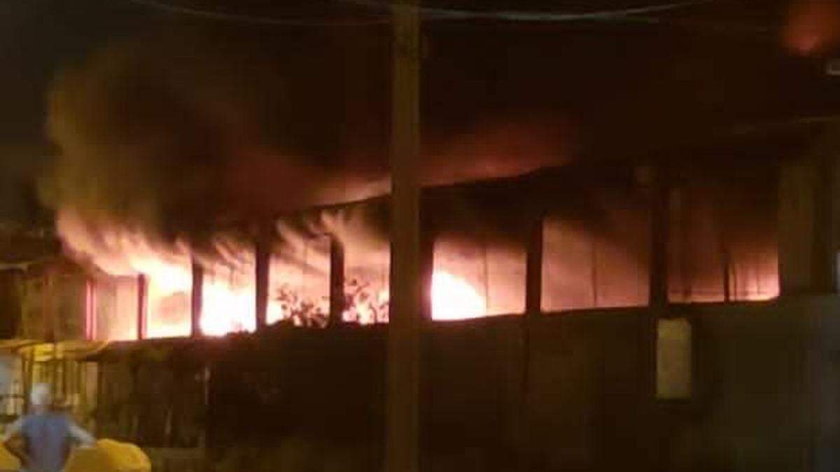 Al menos tres autobuses de la Base de Ómnibus Hicacos, quedaron totalmente calcinados tras un fuerte incendio en el municipio de Cárdenas, de Matanzas.. (Foto tomada al perfil de Facebook de Tami Varadero)