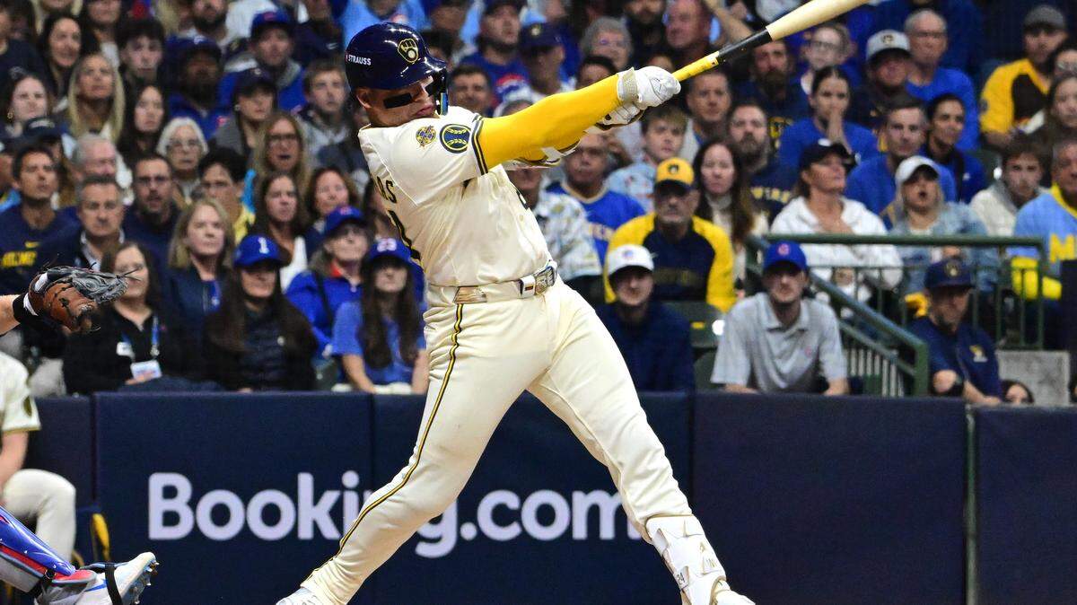 11 de octubre de 2025; Milwaukee, Wisconsin, EE. UU.; El receptor de los Cerveceros de Milwaukee, William Contreras (24), conecta un jonrón contra los Cachorros de Chicago en la primera entrada del quinto juego de la ronda de la Serie Divisional de la Liga Nacional (NLDS) de los playoffs de la MLB de 2025 en el American Family Field. Crédito obligatorio: Benny Sieu-Imagn Images.