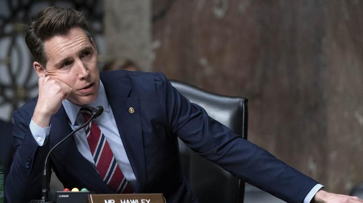 El senador Josh Hawley, republicano por Missouri, habla durante una audiencia de las Fuerzas Armadas del Senado para examinar las amenazas mundiales en el Capitolio en Washington, el martes 10 de mayo de 2022. (Foto AP/José Luis Magana)