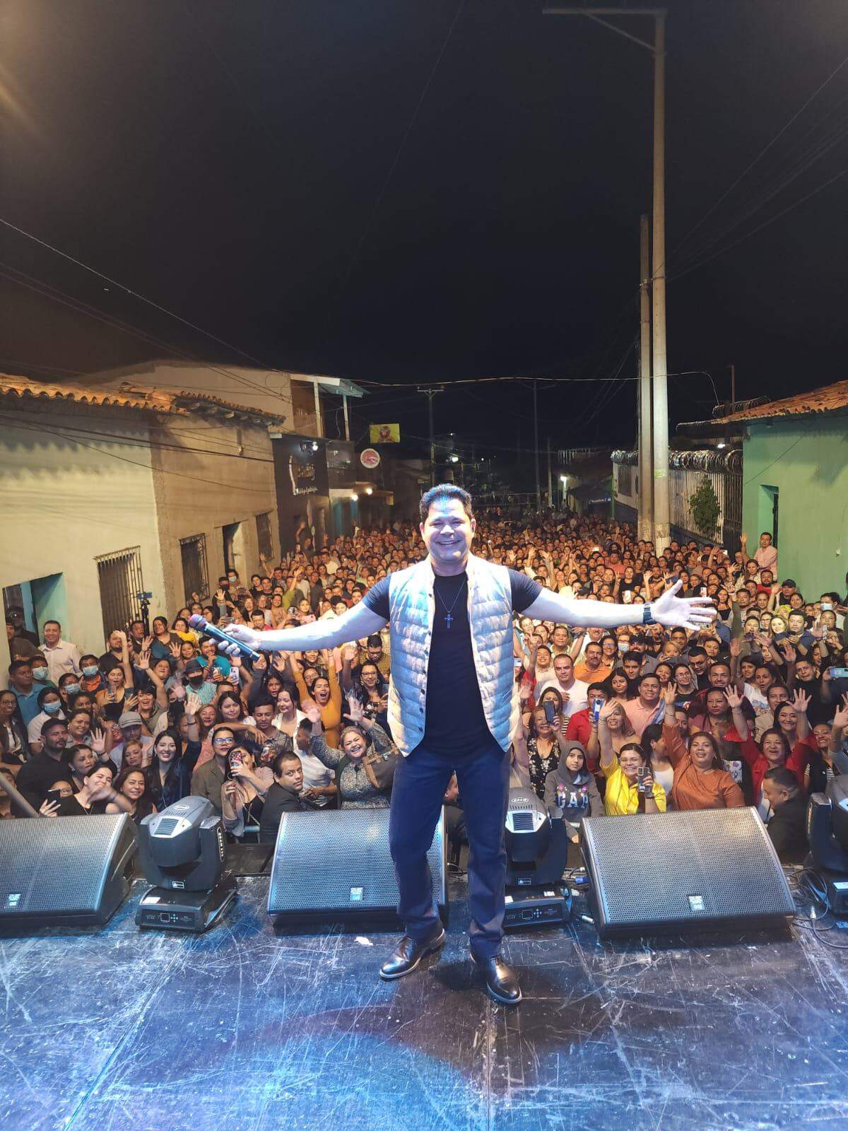 “Insuperable” es el álbum de estudio  No 17 y presenta éxitos de la música internacional como “Corazón, Corazón”, “El Amor Es Libre”, “Quién” y “Smile”, entre muchos otros grandes temas.