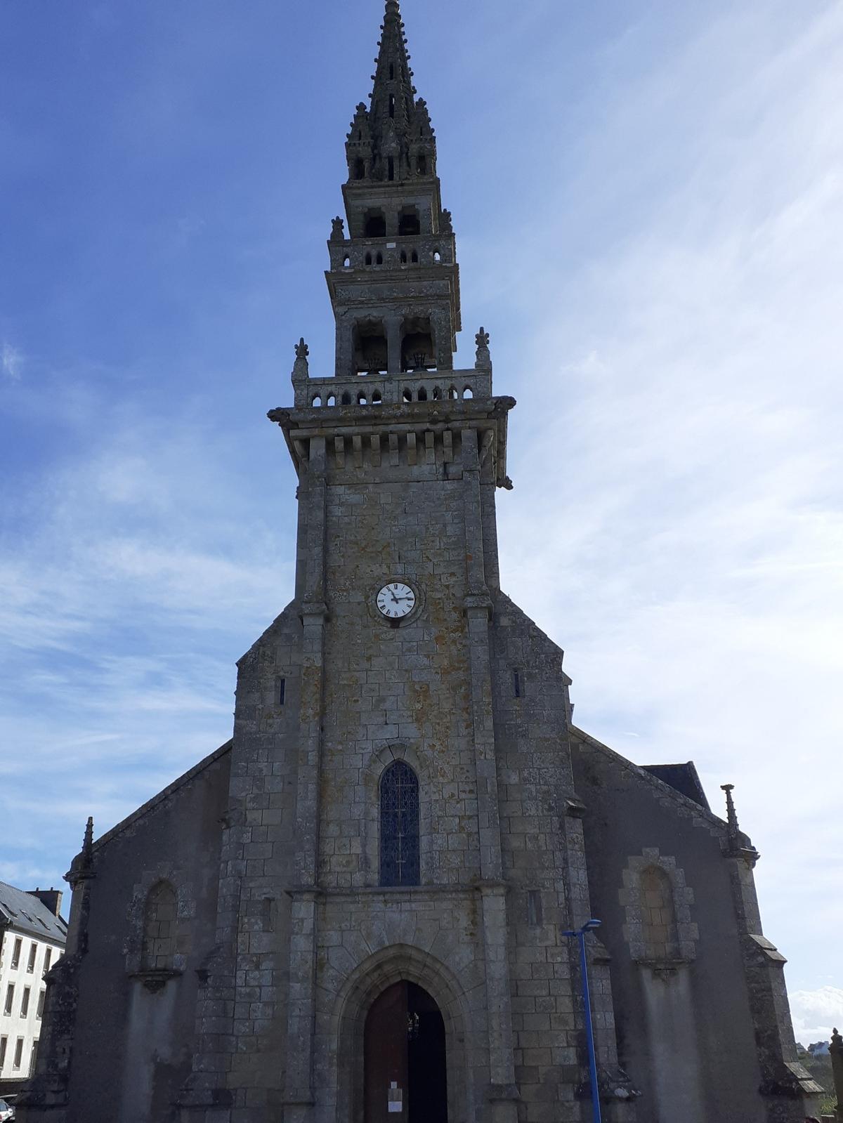 La iglesia de Lampaul con el campanario ofrecido por la Reina Victoria.
