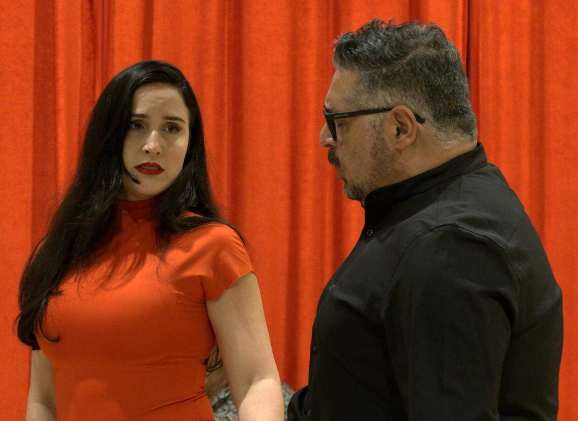 Para la representación de 'La viuda alegre' la soprano cubana Laura de Mare ensaya el papel de Valencienne, con el tenor venezolano Carlos Silva que desempeña el rol de Camille de Rosillon. 